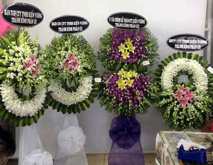 Đặt vòng hoa tang lễ tại huyện Bình Chánh